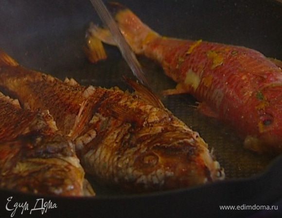 В сковороду добавить еще 1 ст. ложку оливкового масла. Промокнуть рыбу бумажным полотенцем и обжаривать по 3−5 минуты с каждой стороны.