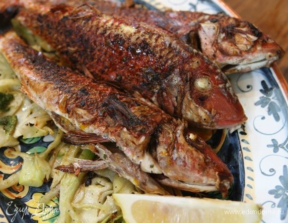 Выложить готовую рыбу на блюдо к фенхелю, полить лимонным соком.
Подавать с дольками лимона.
