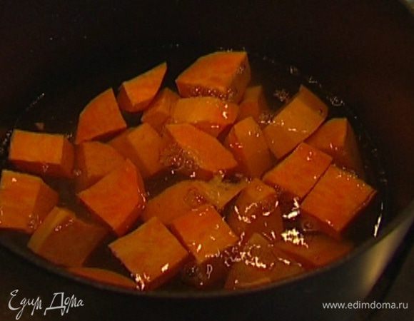 Батат почистить, нарезать небольшими кусочками и отварить до готовности.