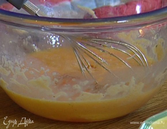 Яйца слегка взбить венчиком, добавить пармезан, перемешать.
