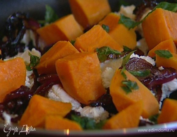 В сковороду со съемной ручкой раскрошить 100 г феты, сверху выложить закарамелизированный лук, затем батат, посыпать половиной базилика, посолить и поперчить.