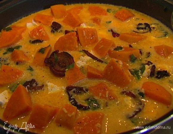 Влить в сковороду взбитые яйца с пармезаном и прогревать на небольшом огне, пока фриттата слегка не схватится по краям, а затем отправить на 3 минуты под гриль.