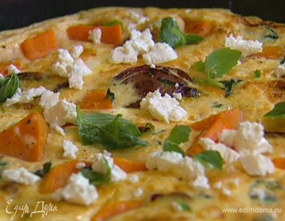 Раскрошить на фриттату оставшуюся фету, присыпать базиликом.