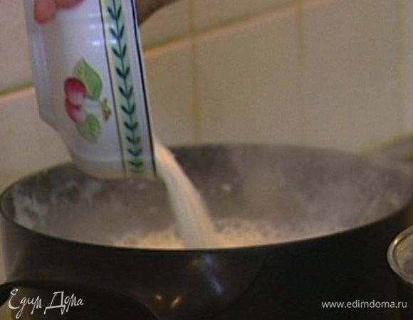 Как только молоко закипит, всыпать рис и, постоянно помешивая, варить его 30 минут на слабом огне.