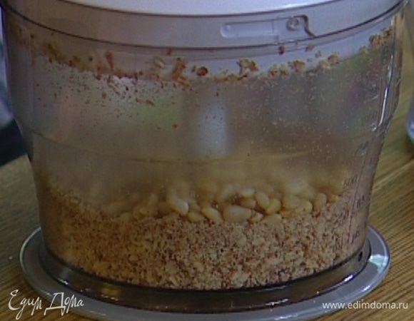 Миндаль измельчить в блендере в пудру, затем добавить кедровые орехи и измельчить еще раз все вместе.