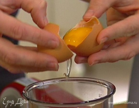 Белки отделить от желтков.