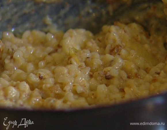 Из готового риса вынуть корицу и ваниль, добавить желтки и все вымешать, затем всыпать оставшийся коричневый сахар и измельченные орехи.