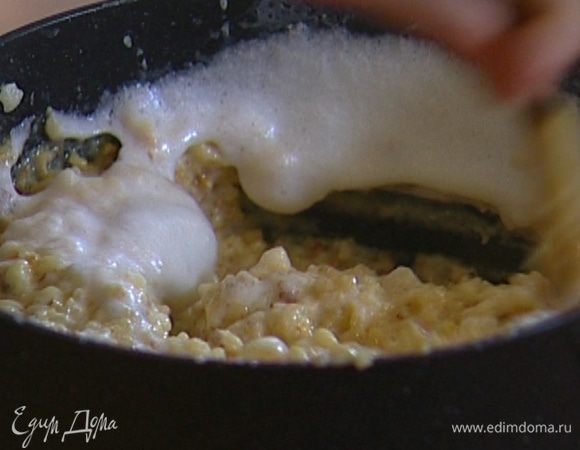 Частями ввести в рис белки и вымешать. 