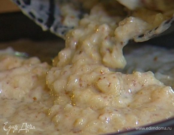 Разъемную форму для выпечки смазать сливочным маслом, выложить рисовую массу и выпекать в разогретой духовке 40 минут.