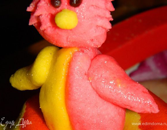 Теперь "Клоуны"
Из двух половинок разной мастики слепила тело, к нему приделала ручки и голову.