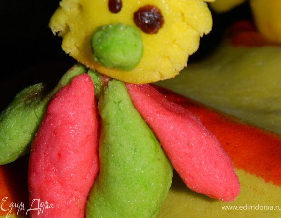 В торт прикрепила зубочисткой.