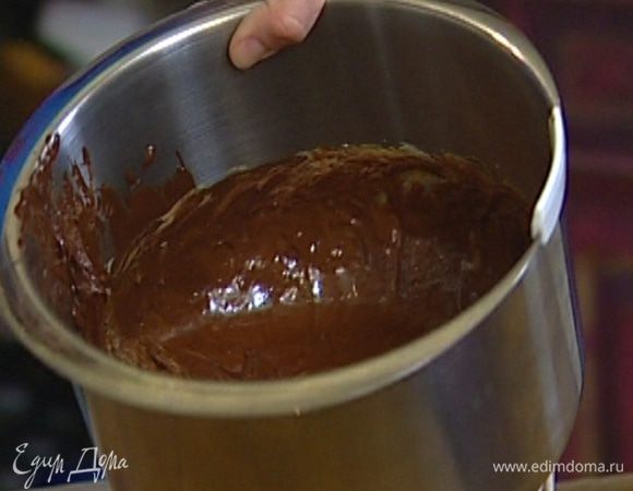 Желтки взбить с сахаром и ввести их в шоколадную массу.
