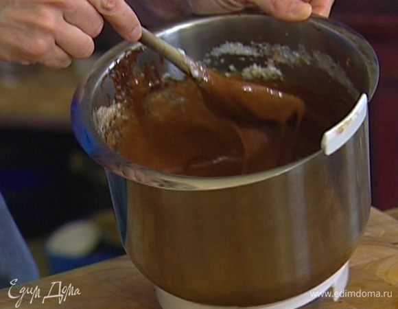 Белки взбить со щепоткой соли в крепкую пену, соединить с шоколадной массой и осторожно перемешать.