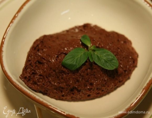 Украсить мусс листьями мяты.