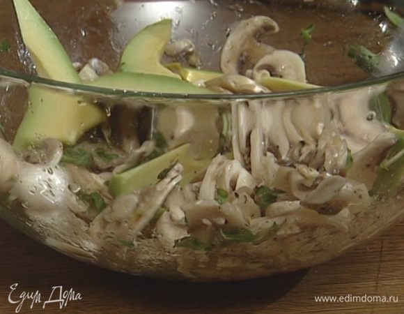 Добавить авокадо к грибам и перемешать. Посыпать салат листьями мяты.