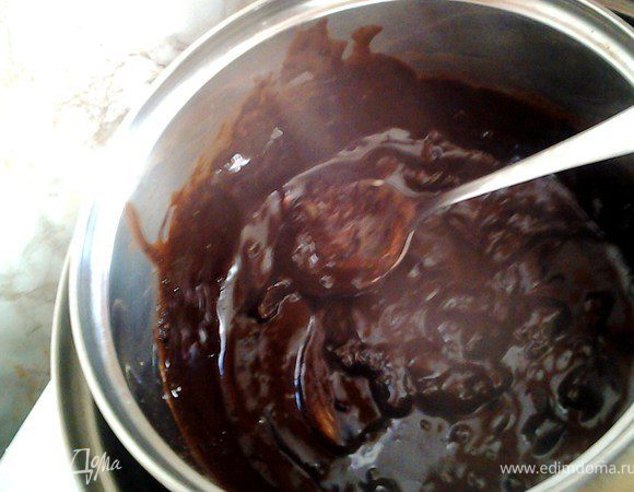 Растопите шоколад на водяной бане. Для блинов с начинкой вы можете использовать обычную плитку или специальные шоколадные капли для кондитеров. В небольшую кастрюлю влейте немного воды, доведите ее о кипения. Сверху установите емкость с шоколадом. Важно, чтобы она не соприкасалась с водой. Постоянно помешивая, растопите шоколад. 