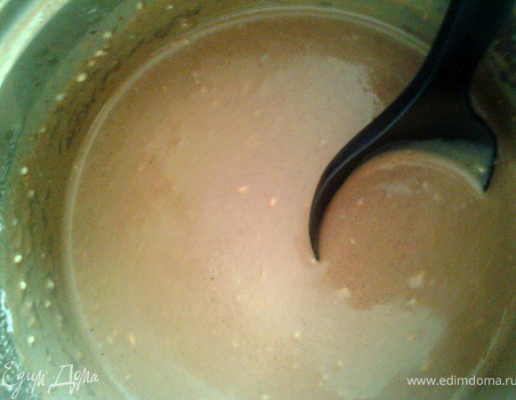 Приготовьте блинное тесто: яйца взбейте венчиком, добавьте молоко, сахар и щепотку соли. Смешайте в отдельной емкости муку, какао и разрыхлитель. Понемногу вводите в муку молочную смесь, тщательно перемешивая, чтобы избежать образования комочков. Оставьте тесто на 10–15 минут, займитесь приготовлением начинки.