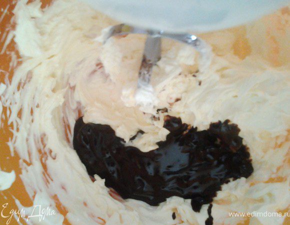 Маскарпоне взбейте миксером, добавьте в него растопленный шоколад.