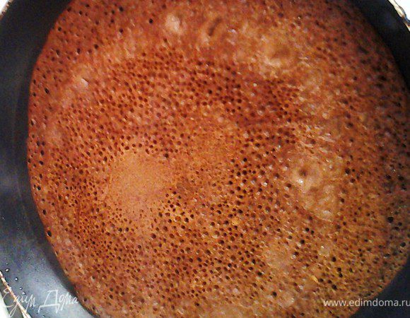 Разогрейте сковороду с небольшим количеством растительного масла. Пожарьте тонкие блинчики, смазывая поверхность сковороды маслом перед выпеканием каждого последующего.