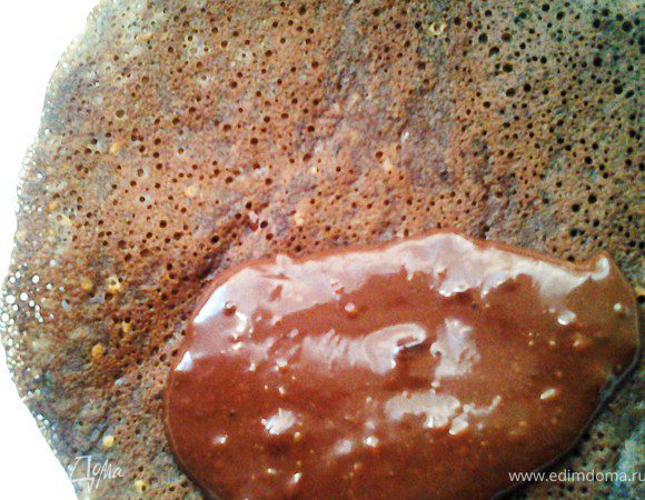 В каждый блинчик положите начинку. Сложите пополам или конвертом.