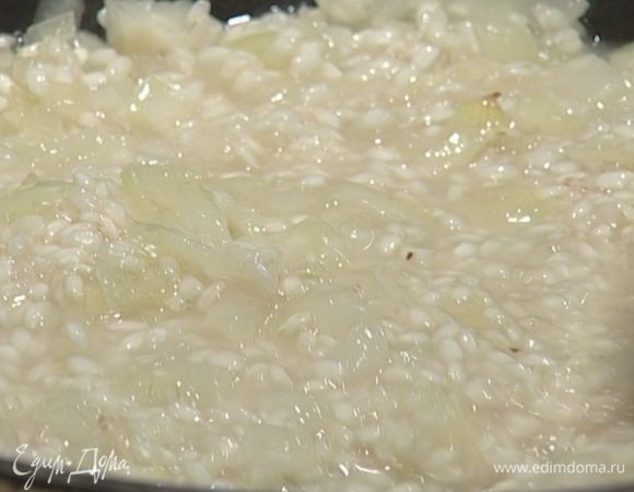 Добавить в сковороду рис, перемешать, затем влить вино. Готовить 15 минут, время от времени подливая воду, а затем снять с огня и остудить.