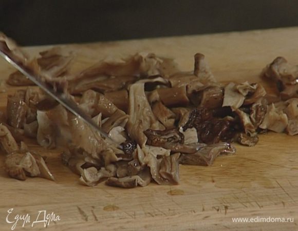 Грибы отжать и нарезать.