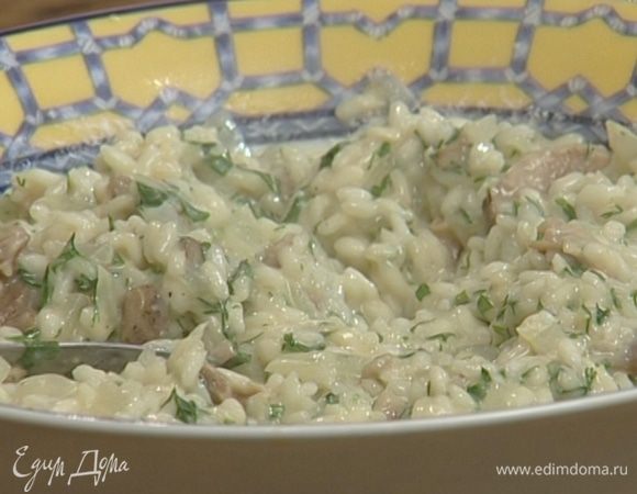 Добавить в рис грибы, петрушку и укроп, муку, яйцо, посолить и поперчить.