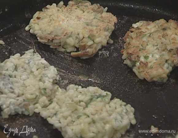 Все тщательно перемешать, слепить небольшие блинчики и обжарить их на растительном масле с обеих сторон.

