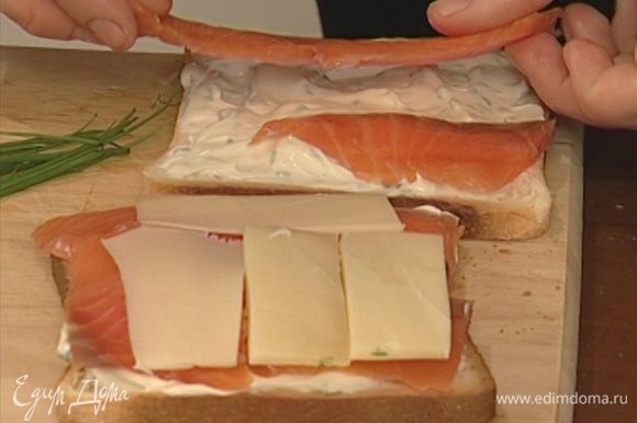 Намазать сливочный сыр на хлеб, сверху разложить семгу и твердый сыр.