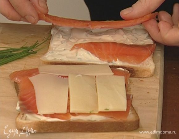 Намазать сливочный сыр на хлеб, сверху разложить семгу и твердый сыр.