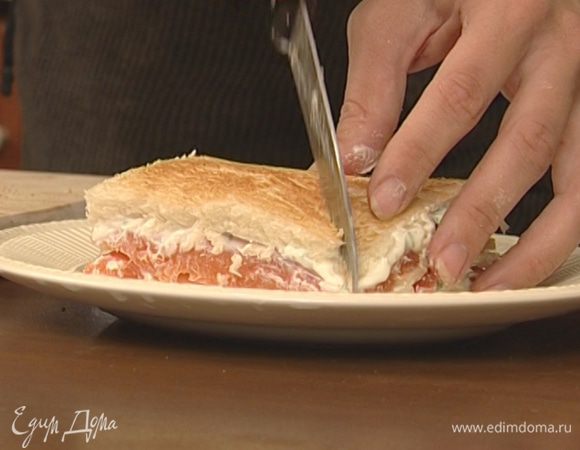 Сложить по 2 куска хлеба друг на друга начинкой внутрь. На 1–2 минуты отправить сэндвичи на сковородку или под гриль, чтобы они еще немного прогрелись.