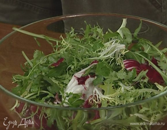 Выложить листья салата в глубокую посуду, посыпать миндалем, добавить заправку и перемешать.