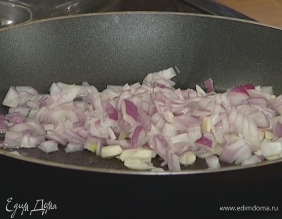 Лук и чеснок почистить, мелко нарезать и обжарить на растительном масле до прозрачности.