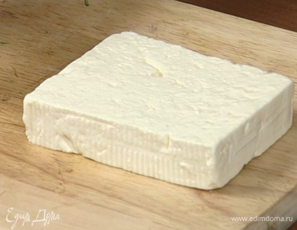 Половину феты нарезать кубиками и перемешать с фаршем, затем посолить, добавить орегано и листья мяты.