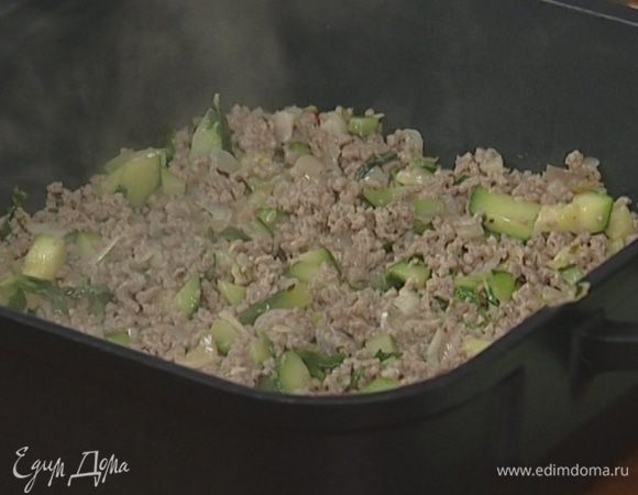 Глубокую жароупорную форму смазать оставшимся сливочным маслом, выложить в нее фарш, а сверху слой пюре.