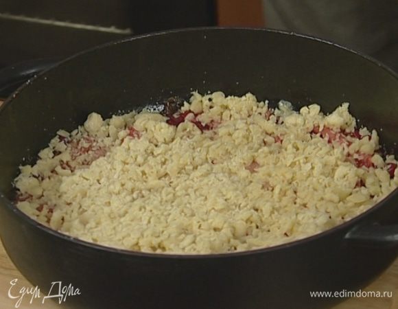 Поверх груш и клюквы натереть на крупной терке охлажденное тесто. 