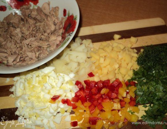 Сварить яйца, картофель, остудить, почистить. Порезать мелко яйцо, картофель, огурец, перец, сыр, укроп, петрушку, немного зеленого лука.                                                  