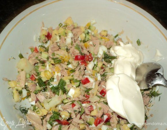 Добавить размятый вилкой тунец, майонез, соль и специи для рыбы, перемешать.