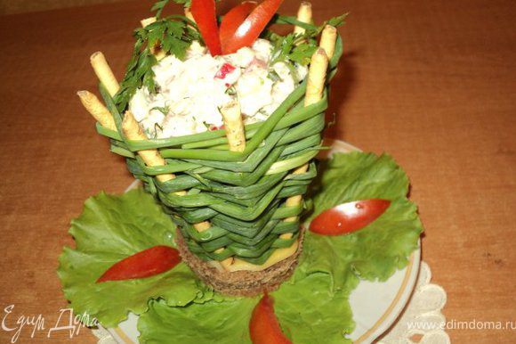 Перед подачей выложить салат в корзинки, украсить зеленью.