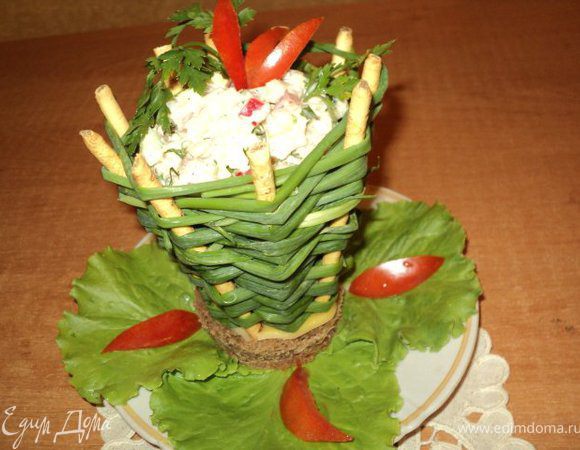 Перед подачей выложить салат в корзинки, украсить зеленью.