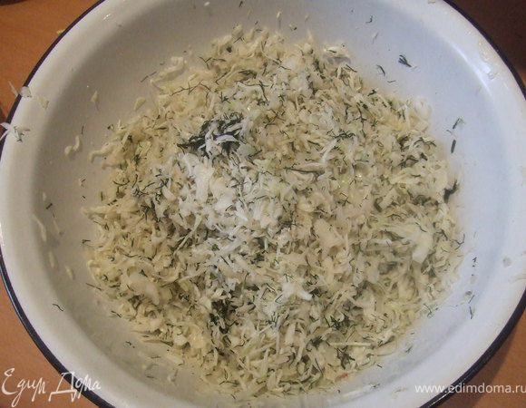 Очень мелко нашинковать капусту, посолить, дать немного постоять, затем помять, и добавит мелко нарезанный укроп и зеленый лук.  