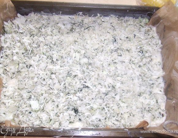 Противень смазать маслом, затем выкладываем половину теста, затем начинку, и снова оставшееся тесто.  