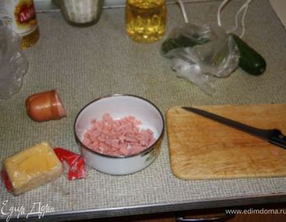 Берем 3 картофелины, моем тщательно и кладем в микроволновку. На мощности 900 ватт достаточно 12-15 мин. Пока она готовится, делаем начинку. Положить туда можно все, что угодно, но моя семья предпочитает эдакий "мини-оливье". Режем хорошую вареную колбаску.