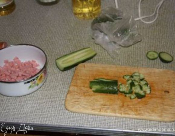 Огурчик режем мелко.