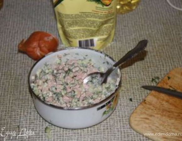 Смешиваем, кладем туда майонезик и порезанный мелко укропчик.