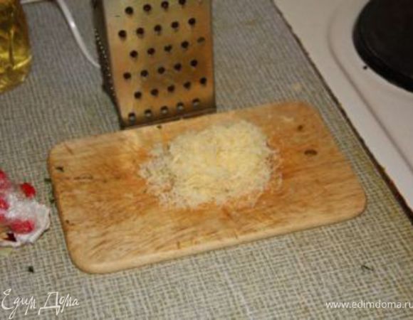 Трем сыр и масло на мелкой терке.