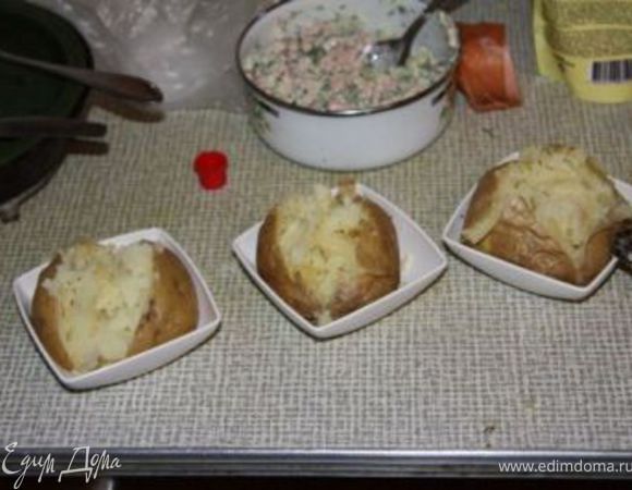 А вот и картоха подоспела. Делаем сверху разрез, кладем туда немного сливочного масла, сыр, перемешиваем внутри картофелины чайной ложкой... 