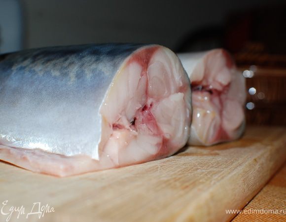 У меня рыба была свежемороженая, я ее разморозила в холодильнике.
Отрезала голову и хвост, вычистила внутренности, хорошо промыла. Разрезала рыбу на две части.