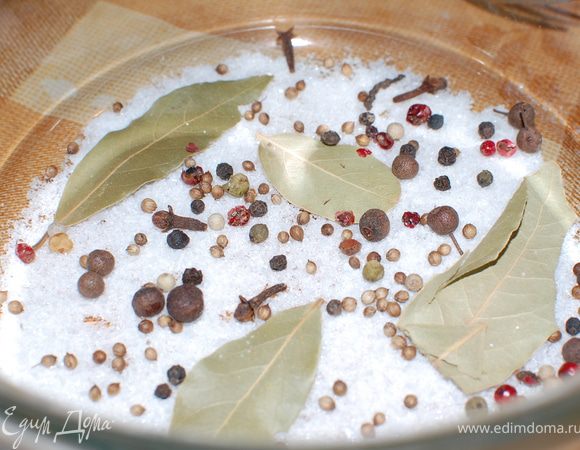 Смешала соль и сахар и натерла хорошенько, с двух сторон и внутри, рыбку. В стеклянную тару на дно выложила все остальные специи, положила сверху рыбку и убрала под гнет, в холодильник, на 5-6 часов, можно на ночь.