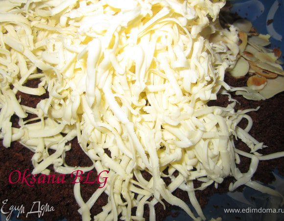 Масло и конфеты натереть на мелкой терке.
Добавить сгущенное молоко.